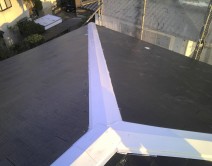 屋根の鉄部（棟カバー）エポキシ系サビ止め処理の写真
